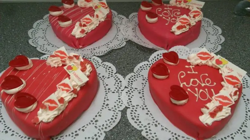 Rode marsepeinen hartentaartjes met witte versiering voor Valentijn en Moederdag